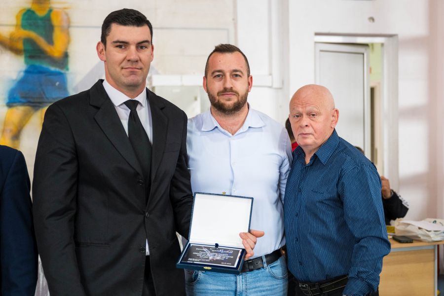 Președintele CSM Olimpia, Muresán István l-a premiat după o carieră sportivă impresionantă, de 25 de ani